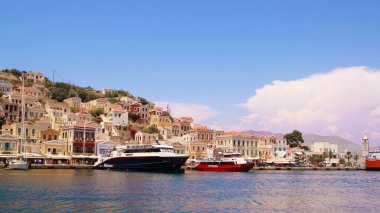 Symi kasabası, Suriye adası, renkli evler ve Yialos limanı manzarası