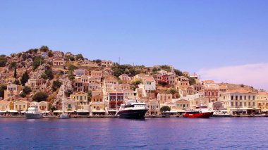 Symi kasabası, Suriye adası, renkli evler ve Yialos limanı manzarası