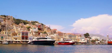 Symi kasabası, Suriye adası, renkli evler ve Yialos limanı manzarası