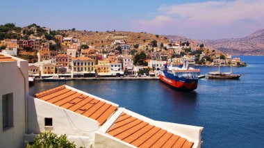 Symi kasabası, Suriye adası, renkli evler ve Yialos limanı manzarası