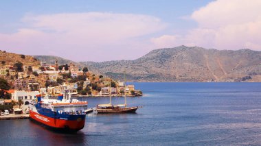 Symi kasabası, Suriye adası, renkli evler ve Yialos limanı manzarası