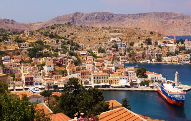 Symi kasabası, Suriye adası, renkli evler ve Yialos limanı manzarası