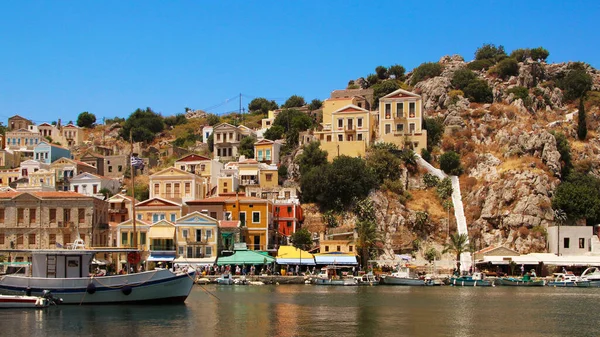 Symi kasabası, Suriye adası, renkli evler ve Yialos limanı manzarası