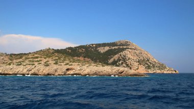 Suriye adası, kayalık sahil kıyısı, Ege Denizi, Yunanistan