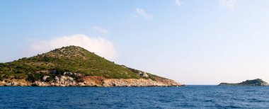 Suriye adası, kayalık sahil kıyısı, Ege Denizi, Yunanistan