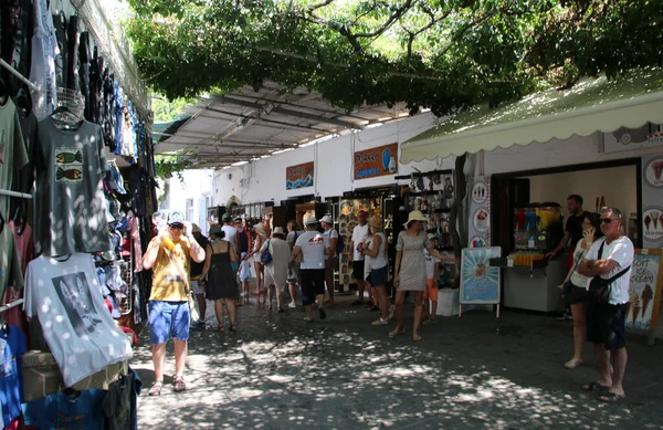 Touristen Auf Einer Einkaufsstraße Lindos Griechenland — Stockfoto