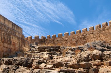 Lindos Akropolü 'nün tepesi, antik Yunan duvarı ve tapınağın kalıntıları.