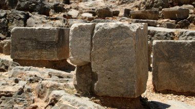 Taş heykeller, Lindos Akropolü, Yunanistan. Yunanca ithaflar tanrıları yüceltir.