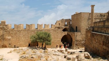 : Lindos, Akropolis Tepesi, antik kalenin kalıntıları ve St. John Şövalyeleri Kalesi. Lindos, Rodos, Yunanistan