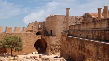 : Lindos, Akropolis Tepesi, antik kalenin kalıntıları ve St. John Şövalyeleri Kalesi. Lindos, Rodos, Yunanistan