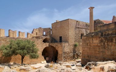 Lindos, Akropolis Tepesi, antik kalenin kalıntıları ve St. John Şövalyeleri Kalesi. Lindos, Rodos, Yunanistan