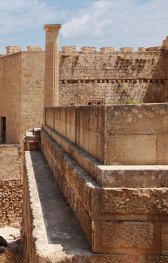 : Lindos, Akropolis Tepesi, antik kalenin kalıntıları ve St. John Şövalyeleri Kalesi. Lindos, Rodos, Yunanistan