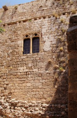 St. John Şövalyeleri Kalesi 'nin duvarındaki pencere. Akropol Tepesi, Lindos, Rodos, Yunanistan