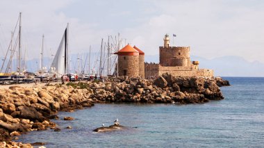 Rodos, yel değirmenleri ve Mandraki Limanı 'ndaki Aziz Nicholas kalesi. Rodos, Yunanistan