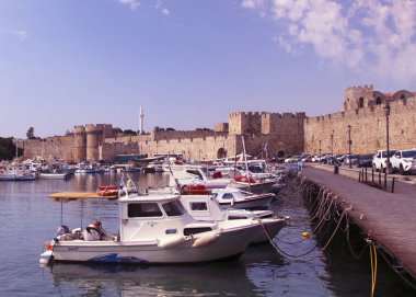 Rodos, set ve tekne Mandraki limanı, Rodos, Yunanistan