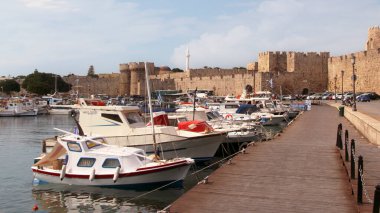 Rodos, set ve tekne Mandraki limanı, Rodos, Yunanistan