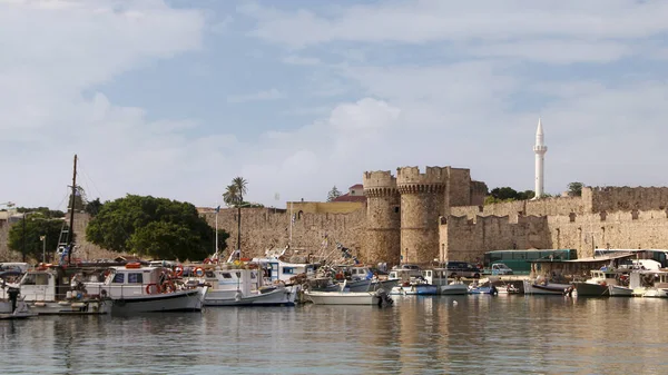 船闸和罗得岛老城的防御工事 从希腊罗得岛曼德拉基港俯瞰 — 图库照片
