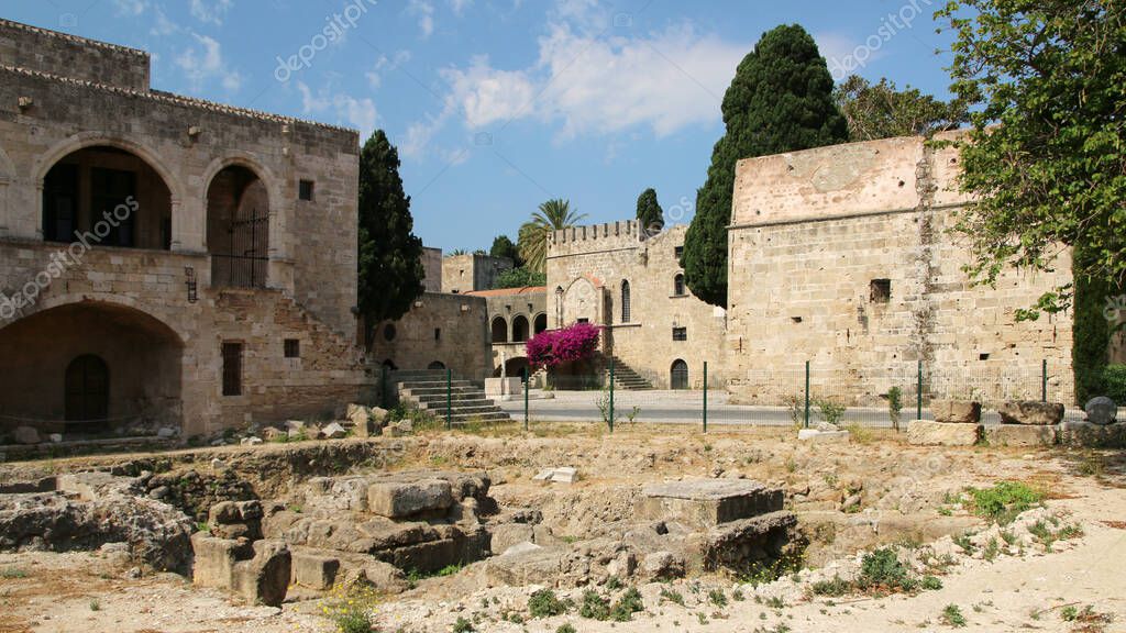 Templo de Afrodita, ruinas del templo antiguo y restos de columnas, el