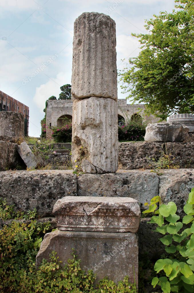 Templo de Afrodita, ruinas del templo antiguo y restos de columnas, el