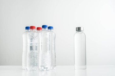 Tek Kişilik Kullanım plastik yerine yeniden kullanılabilir cam şişe kullanarak kavramı. sıfır atık yaşam tarzı