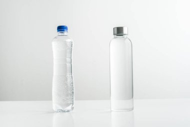 Tek Kişilik Kullanım plastik yerine yeniden kullanılabilir cam şişe kullanarak kavramı. sıfır atık yaşam tarzı