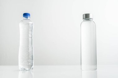 Tek Kişilik Kullanım plastik yerine yeniden kullanılabilir cam şişe kullanarak kavramı. sıfır atık yaşam tarzı