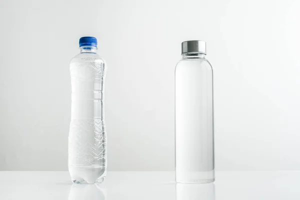 Έννοια Της Χρήσης Επαναχρησιμοποιήσιμων Γυάλινο Μπουκάλι Αντί Για Πλαστικό Μίας — Φωτογραφία Αρχείου