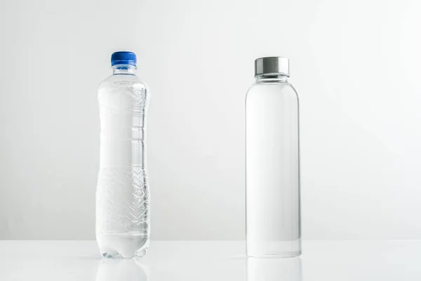Tek Kişilik Kullanım plastik yerine yeniden kullanılabilir cam şişe kullanarak kavramı. sıfır atık yaşam tarzı