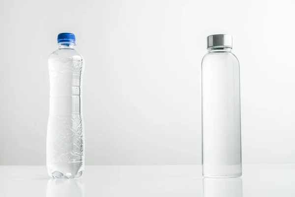Tek Kişilik Kullanım plastik yerine yeniden kullanılabilir cam şişe kullanarak kavramı. sıfır atık yaşam tarzı