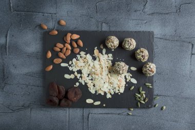 Şeker gemide malzemelerle olmadan çiğ vegan tatlılar. yaşam tarzı ile Üstten Görünüm