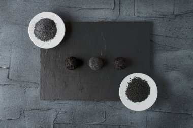 şekersiz siyah taş gemide minimalist doğal ham tatlılar
