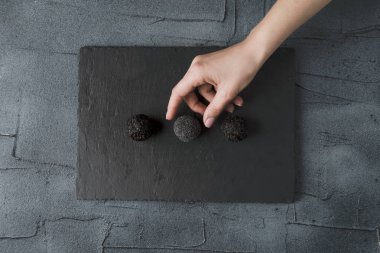 bir şeker toplama el ile siyah taş gemide minimalist doğal ham tatlılar