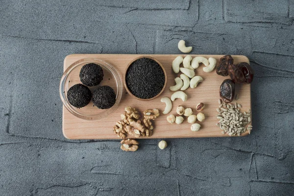 Şeker gemide malzemelerle olmadan çiğ vegan tatlılar. yaşam tarzı ile Üstten Görünüm