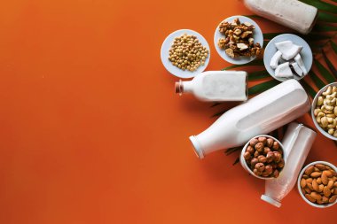 Cam kavanozlarda bir sürü sebze sütü var.