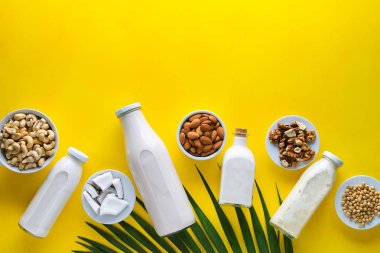 Cam kavanozlarda bir sürü sebze sütü var.