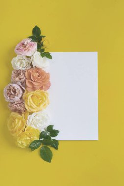 Çiçek çerçevesi kopyalanmış güllerle yapılmış