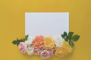 Çiçek çerçevesi kopyalanmış güllerle yapılmış