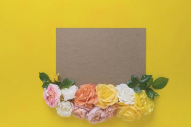 Çiçek çerçevesi kopyalanmış güllerle yapılmış