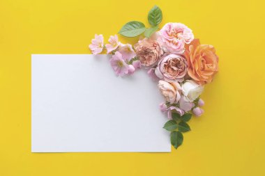 Çiçek çerçevesi kopyalanmış güllerle yapılmış