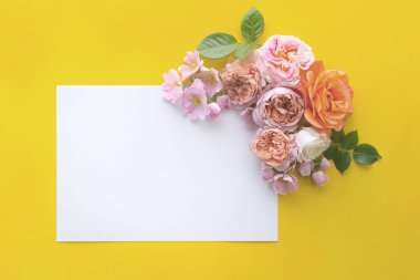 Çiçek çerçevesi kopyalanmış güllerle yapılmış