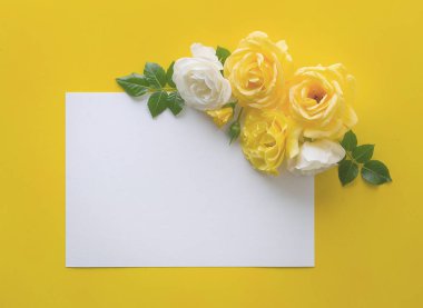 Çiçek çerçevesi kopyalanmış güllerle yapılmış