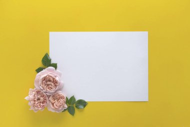 Çiçek çerçevesi kopyalanmış güllerle yapılmış