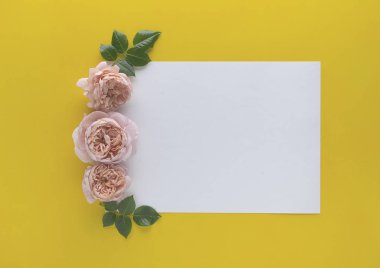 Çiçek çerçevesi kopyalanmış güllerle yapılmış