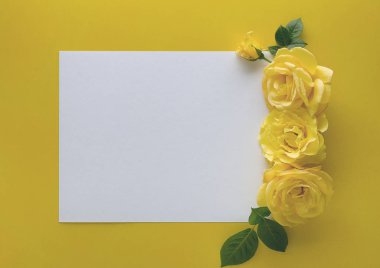 Çiçek çerçevesi kopyalanmış güllerle yapılmış