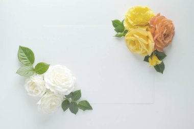 Çiçek çerçevesi kopyalanmış güllerle yapılmış