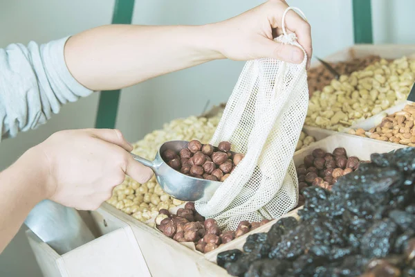 Mujer es bying productos en cero residuos de la tienda — Foto de Stock