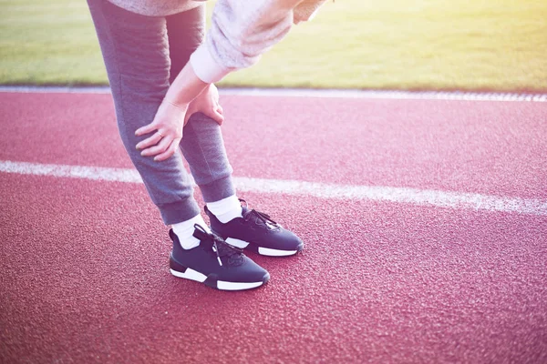 Woman is running in the morning in the stadium — Stock Photo, Image