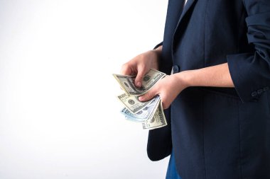 El, Amerikan dolarlarını tutuyor.