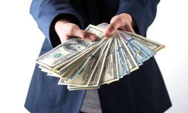 El, Amerikan dolarlarını tutuyor.