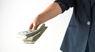 El, Amerikan dolarlarını tutuyor.